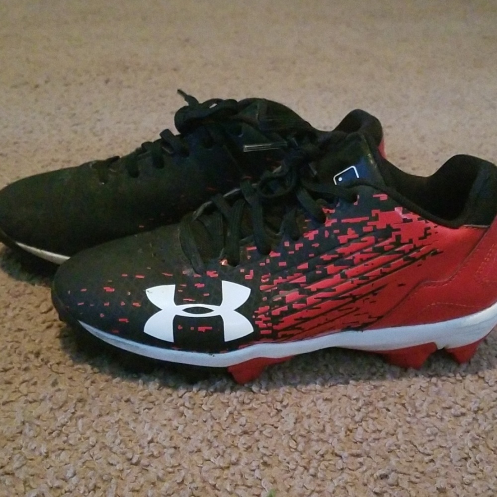 Baseball cleats